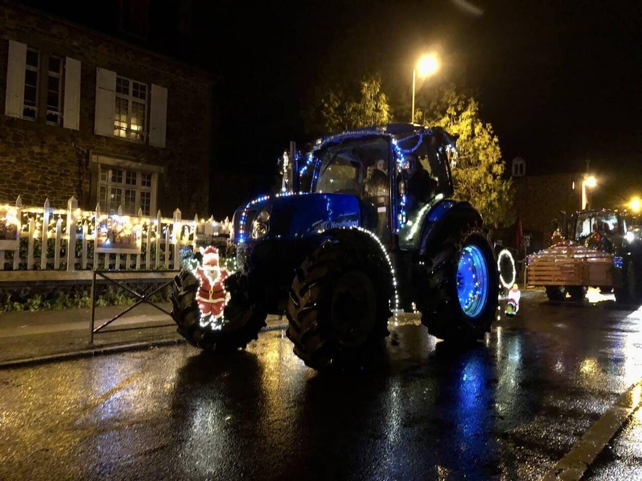 À Lamballe les tracteurs illuminés ont paradé au centre ville Les